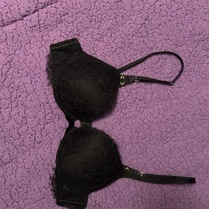 34 a Victoria’s Secret bombshell black lace